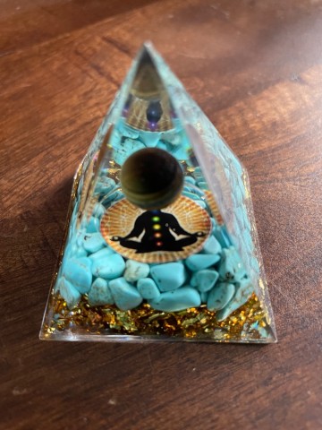 Orgonite pyramde chakra tijgeroogbol
