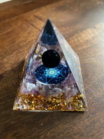 Orgonite pyramde zwartebol blauw
