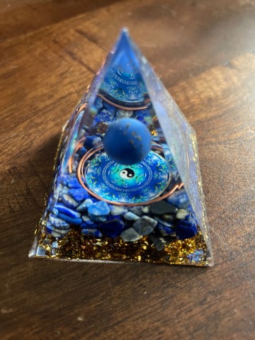 Orgonite pyramide blauw yin yang