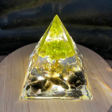 Orgonite pyramide green obsidiaan 1