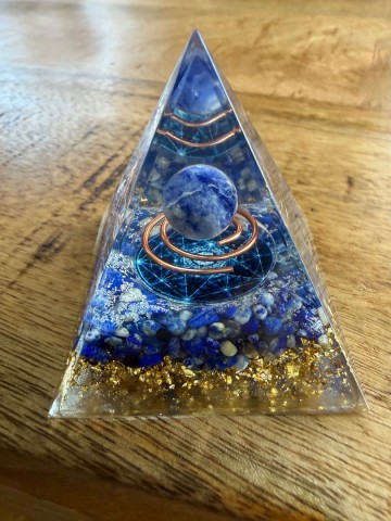 Orgonite pyramide lapis lazuli
