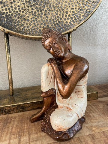 Relax boeddha wit knie