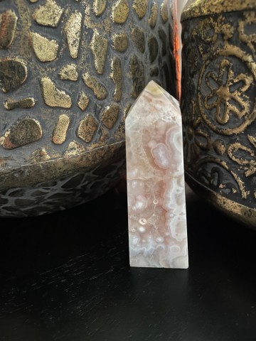 Roze amethist obelisk